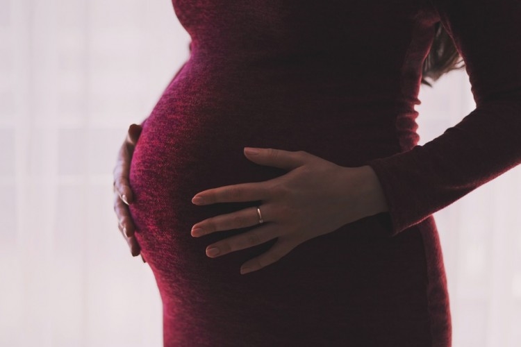 Grávida e com barrigão, jornalista preocupa ao se arriscar em crossfit