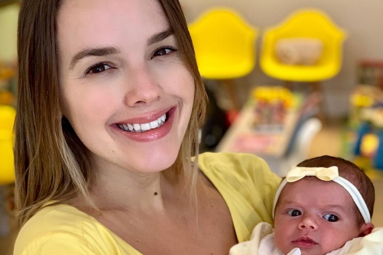 Sertaneja Thaeme Mariôto surpreende ao surgir sem maquiagem na web: “Realidade”