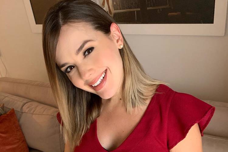 Sertaneja Thaeme combina look com a filha Liz