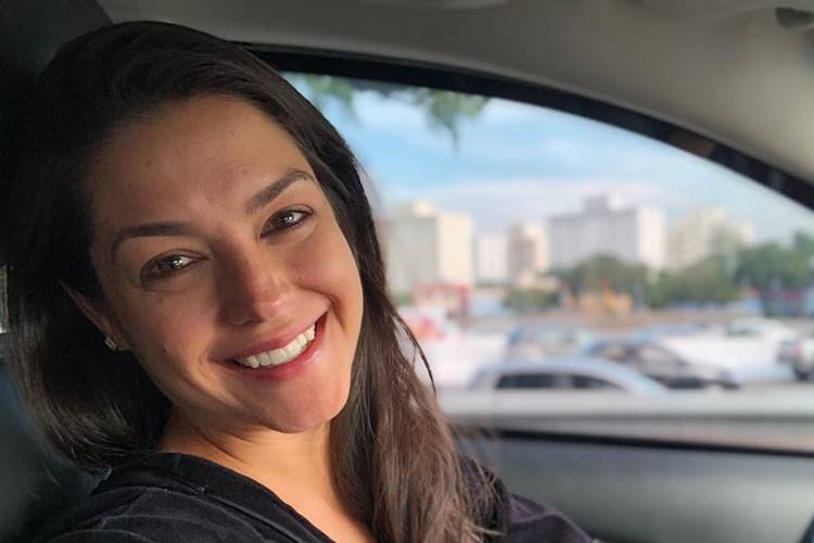 Thais Fersoza parabeniza a mãe e semelhança entre elas chama atenção