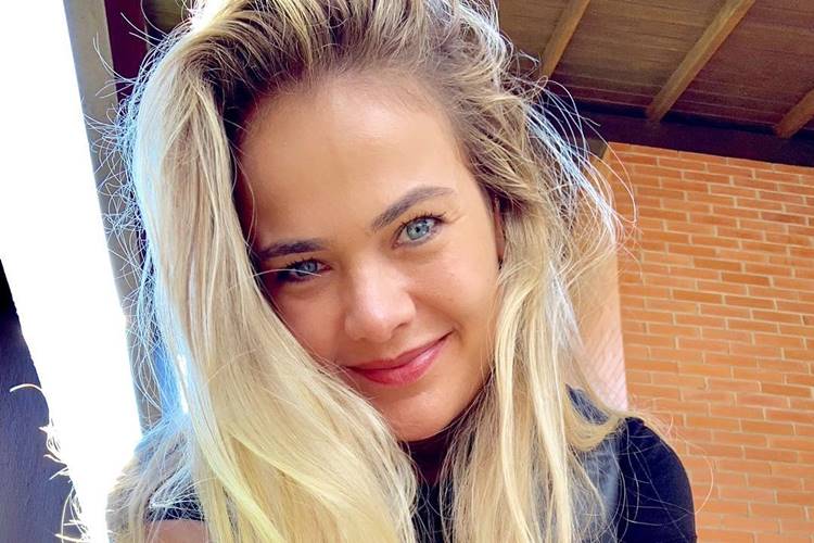 Thaís Pacholek, mulher do sertanejo Belutti arranca suspiros ao exibir decote