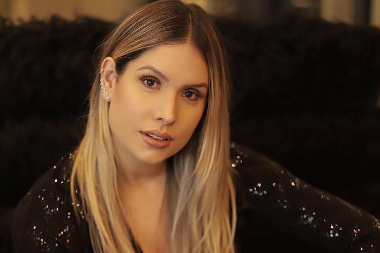 Com looks iguais, Thyane Dantas se derrete por Wesley Safadão e Dom