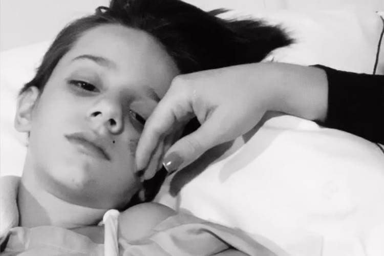 Imagem forte! Filho de famosa cantora sofre acidente e é hospitalizado