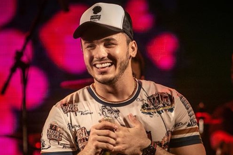 Cantor Wallas Arrais, namorado de Mileide Mihaile, revela que está sendo alvo de perseguição