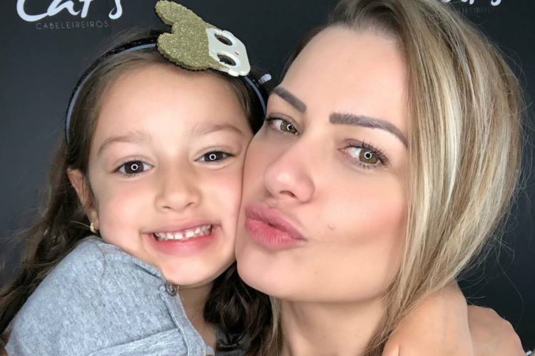 Ex-mulher de sertanejo comemora cinco anos da filha em local inusitado