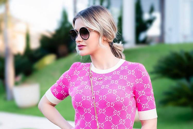 Poderosa! Mulher de sertanejo aposta em look milionário