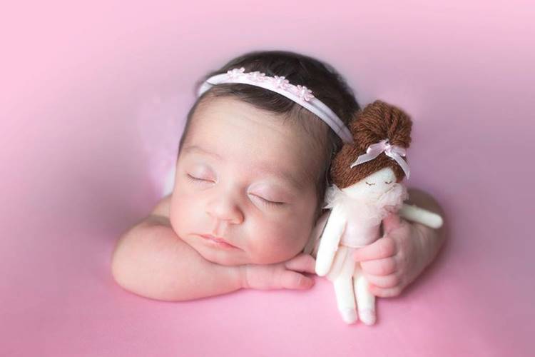 Mulher de sertanejo comemora primeiro mês da filha