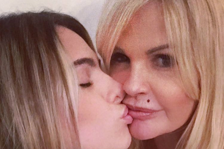 Monique Evans revela ter sido vítima de preconceito dentro da igreja após começar namoro com mulher
