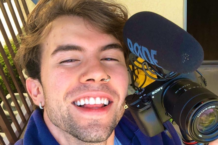 Ex-colírio, youtuber Carlos Santana levanta suspeitas de que está lutando contra depressão