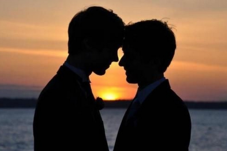 Famoso ator global se assume gay e oficializa namoro com farmacêutico