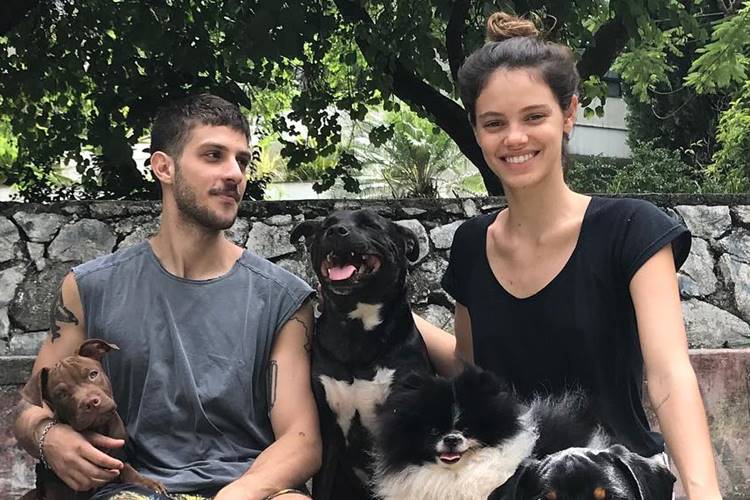 Chay Suede e Laura Neiva revelam sexo do primeiro bebê