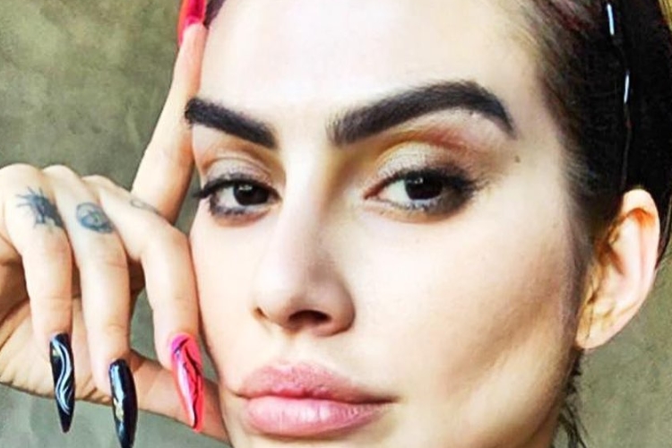 Cleo dispara contra haters após ser detonada por uso de decote inusitado