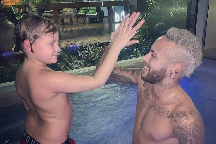 Na torcida! Neymar Jr posa ao lado do filho em dia de jogo do Brasil