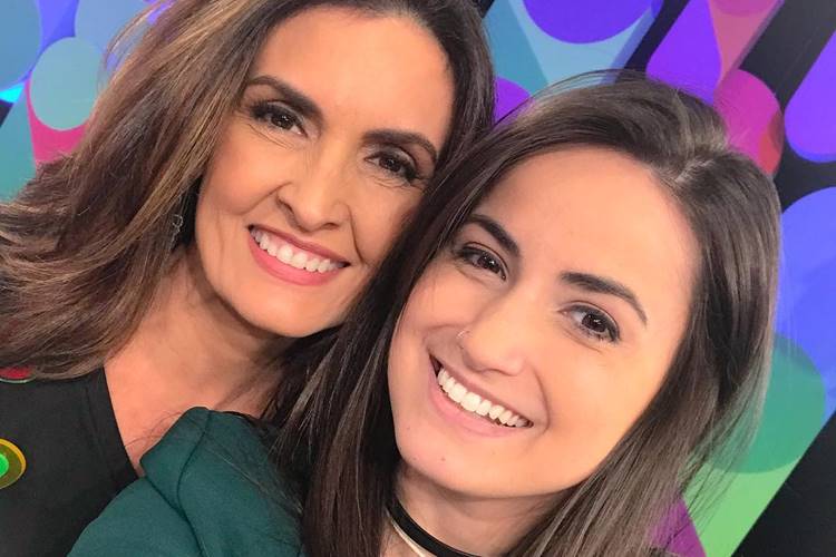 Mari Palma parabeniza Fátima Bernardes pelos sete anos do programa Encontro