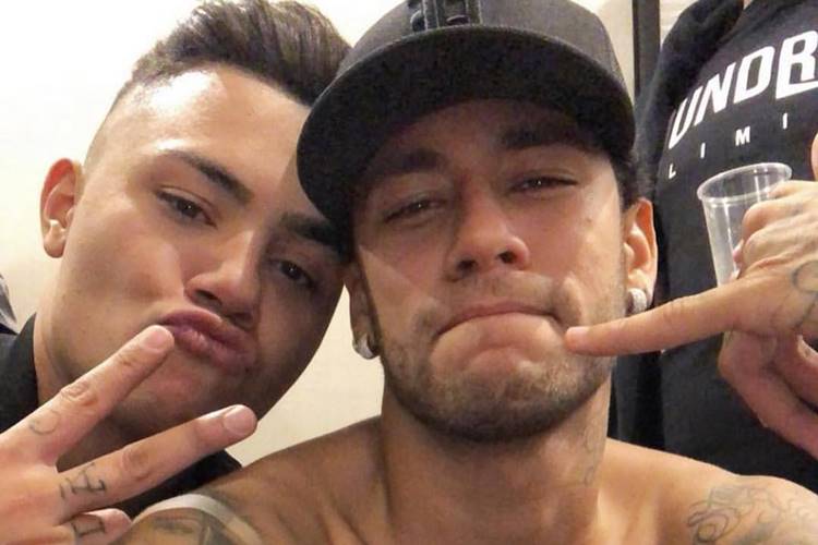 Cantor sertanejo sai em defesa de Neymar Jr