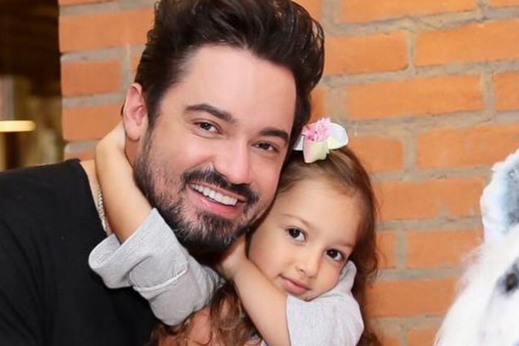 Sertanejo Fernando Zor comemora aniversário da filha em click raro na web e se declara: “Me traz luz”
