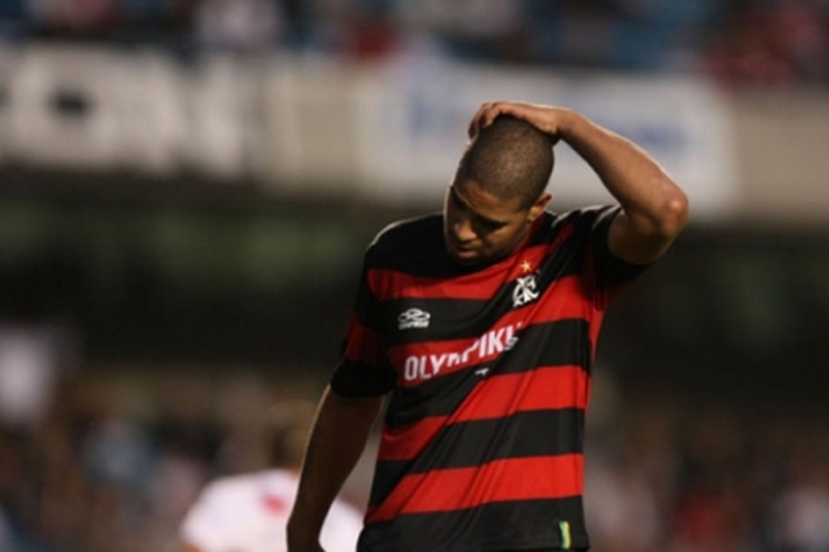 Ex-jogador envolvido em caso de assédio sofre grave acidente na academia