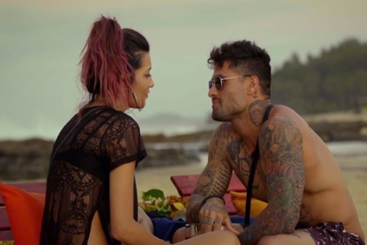 Gabi Prado com ex-participante da atração - MTV/Divulgação