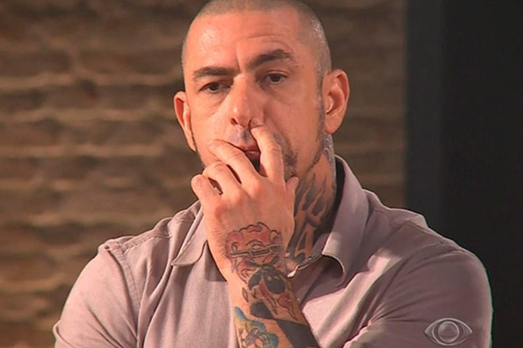 Acusado de preconceito, Henrique Fogaça posa de sunga e corpo tatuado vira piada nas redes sociais