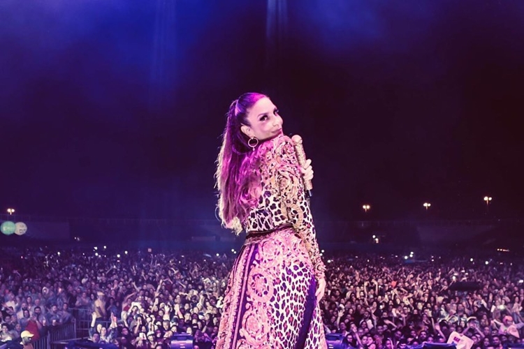 Ivete Sangalo aparece abraçada com o marido durante festa junina; Veja!