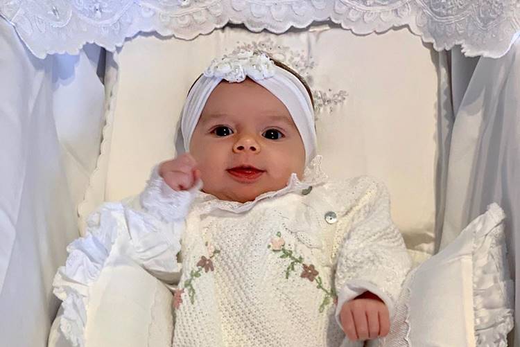 Liz, filha da sertaneja Thaeme, surge com engraçado sorriso e derrete seguidores