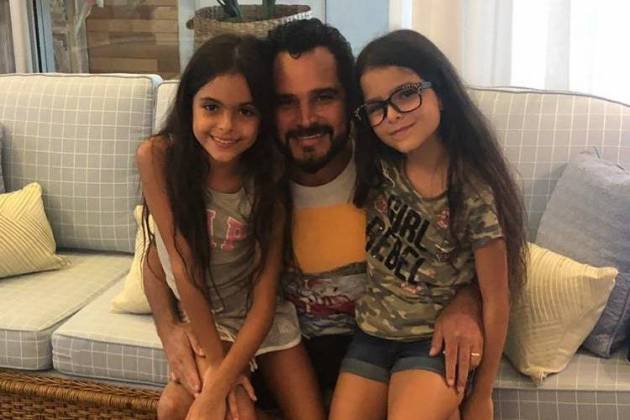 Luciano Camargo e as filhas Isabella e Helena / Instagram