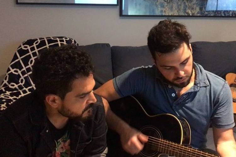 Ao lado do filho, Luciano Camargo emociona ao homenagear falecido cantor sertanejo