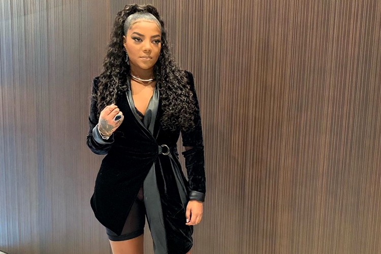 Ludmilla se encanta ao ver o decote da namorada: “É minha”
