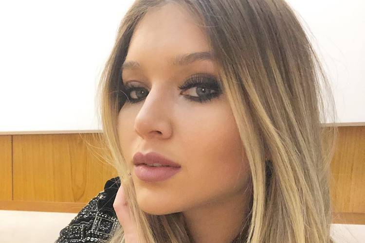 Filha de sertanejo falecido reflete sobre idolatria e rebate seguidora: “Preferiria não ter 1 real”
