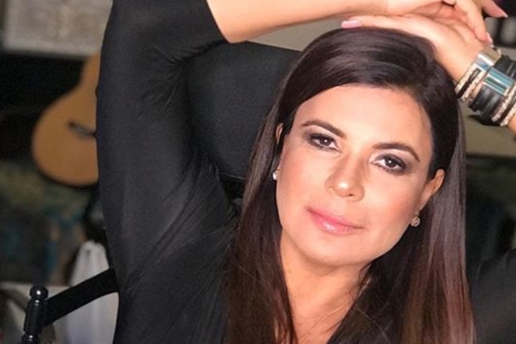 Aos 51 anos, Mara Maravilha choca ao exibir cintura definida em click com o noivo