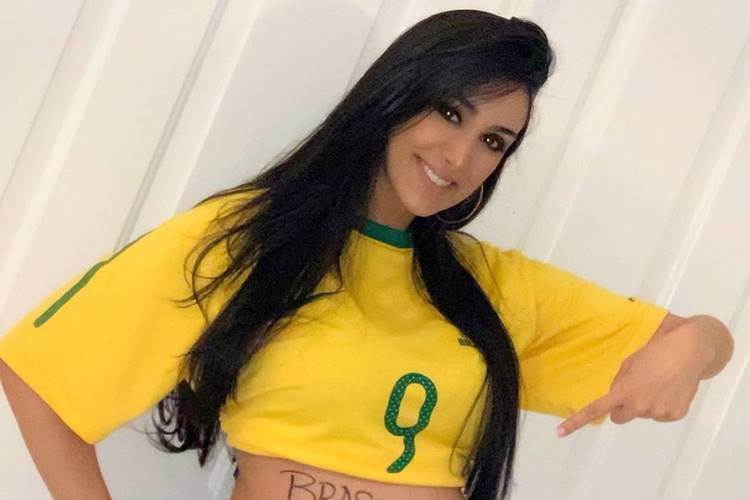Tal mãe, tal filha! Marina Elali mostra a filha recém-nascida na torcida pelo Brasil