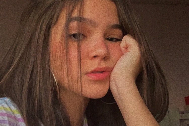 Mel Maia tem seios criticados e responde à altura