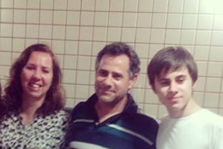 Corpos de Rafael e dos pais são enterrados em São Paulo