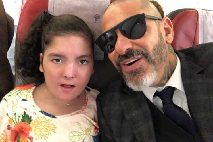 Em click raro, Henrique Fogaça posa ao lado de sua filha Olivia e da sua ex-mulher