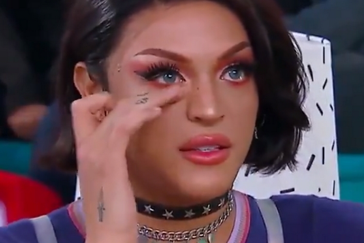 Pabllo Vittar é consolada por Carlos Alberto de Nóbrega após chorar em revelação surpreendente no ‘Programa da Maísa’