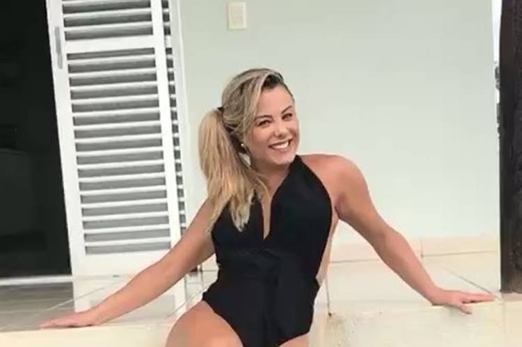 Uau! Poliana, mulher de Leonardo, posa na praia e renova o bronze