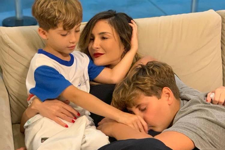 Grávida, Claudia Leitte mostra os filhos disputando atenção da irmã na barriga; confira o vídeo