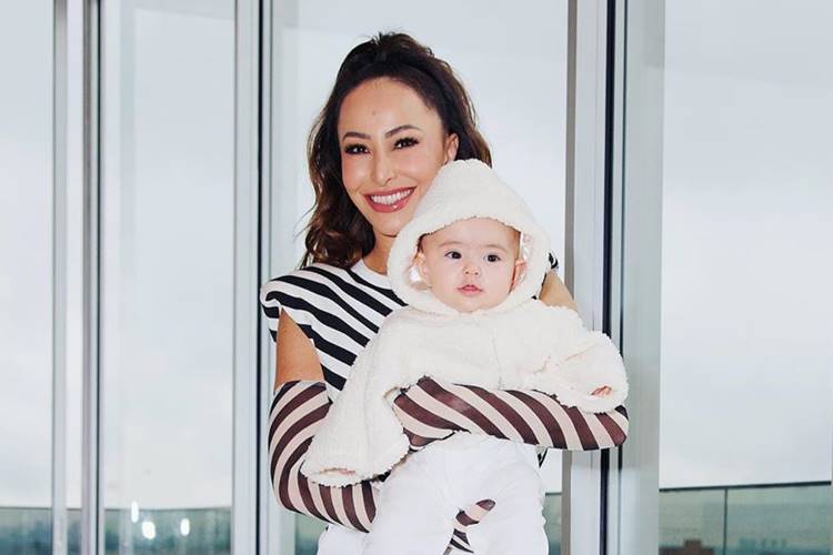 Zoe encanta a web ao posar com diferente look; confira