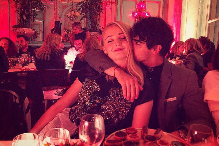 Convidado deixou escapar, pelo Instagram, data de casamento de membro do Jonas Brothers