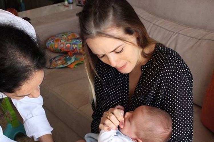 “Chorei mais que ela”, revela sertaneja Thaeme em dia de vacina da filha