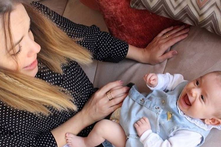 Sertaneja Thaeme mostra mudança da filha Liz após dois meses do nascimento