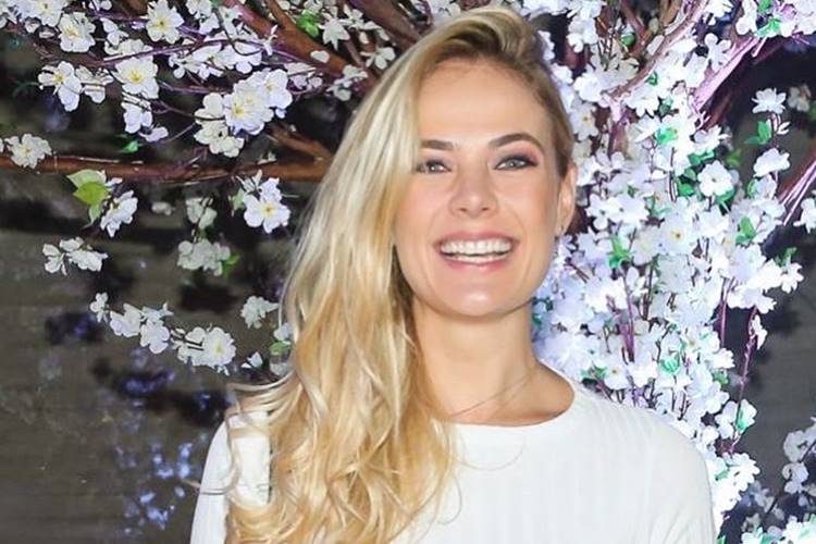 Mulher de sertanejo conta novidade na web e fãs vão à loucura