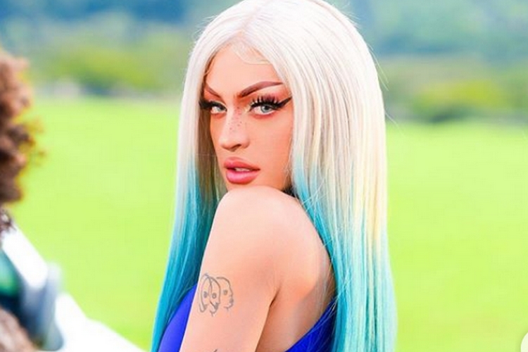 Pabllo Vittar é flagrada aos beijos com rapaz durante curtição em balada nos Estados Unidos