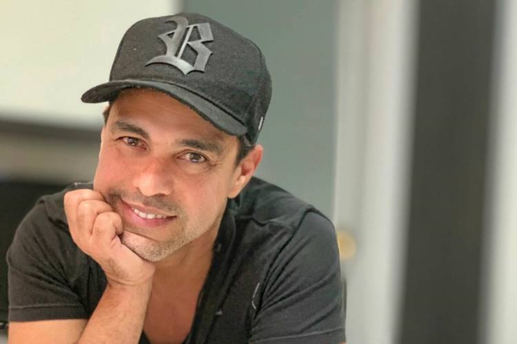 Sertanejo Zezé Di Camargo brinca ao surgir com visual bem diferente
