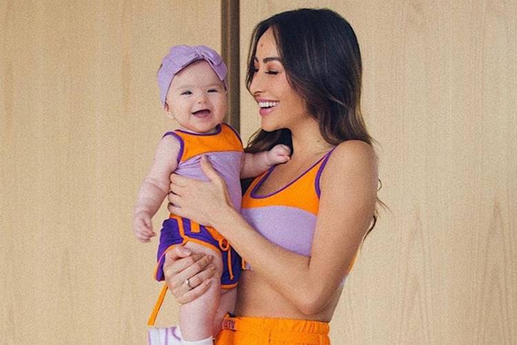 Com direito a toalha na cabeça, Sabrina Sato e Zoe encantam: ‘Sábado é dia de banho’
