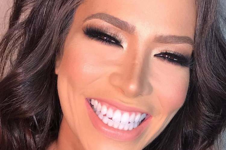 Ex-BBB Adriana Sant’Anna se arrisca como cantora em momento com a filha na web