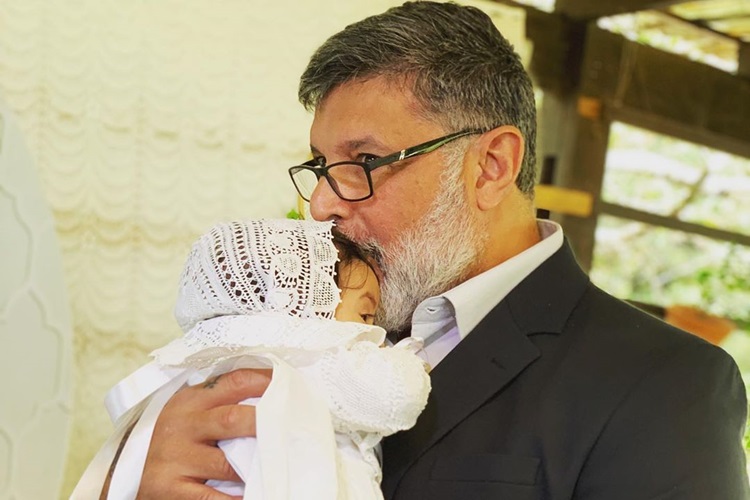 Alexandre Frota e Fabi batizam sua filha; Veja!