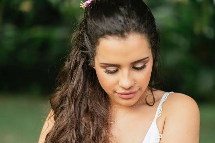 Blogueira comete suicídio um dia após celebrar casório sozinha, afirma jornalista