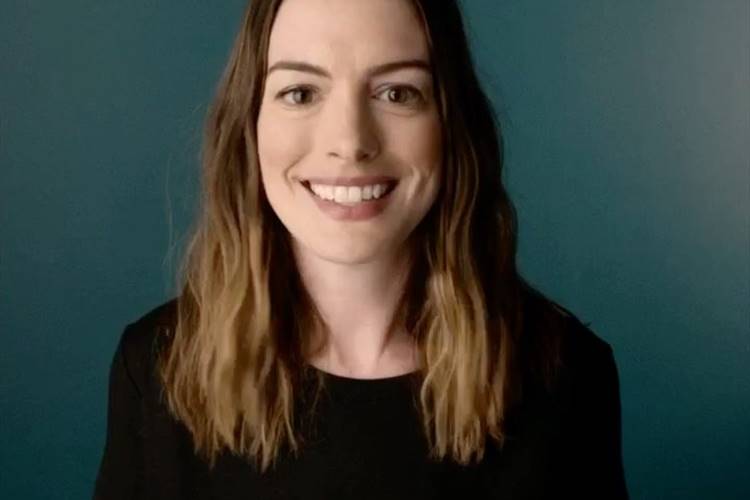 Anne Hathaway anuncia que está grávida do segundo filho e exibe barriguinha