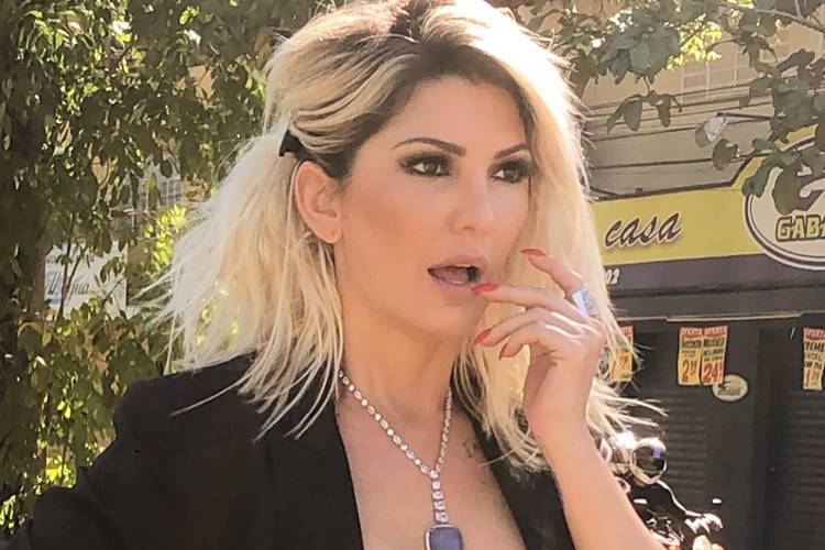 Antonia Fontenelle dá selinho em cantor sertanejo durante gravação de DVD